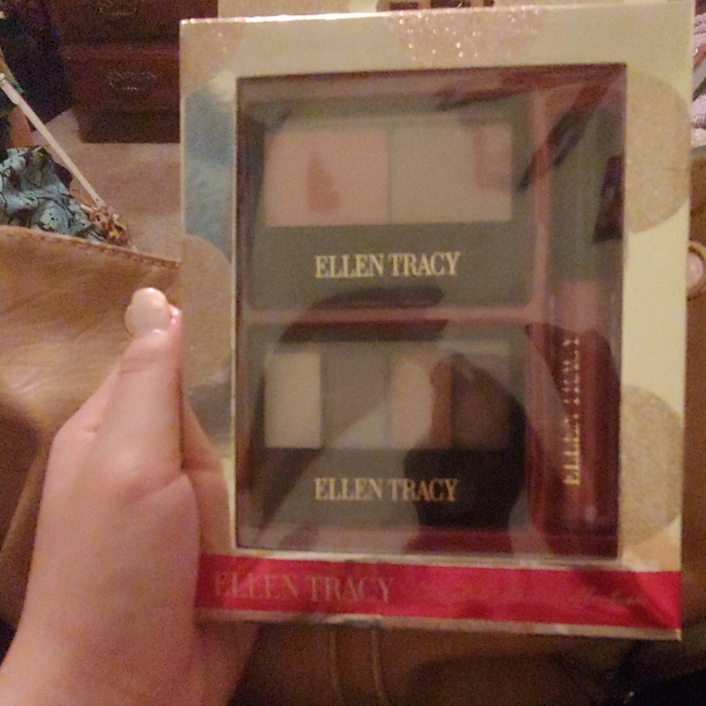 Ellen Tracy full face makeup set